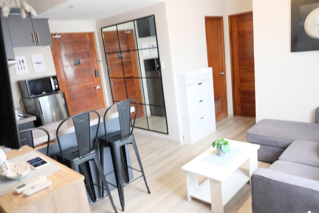2-Bedroom Boutique City Condo - Newly Renovated! photo 3