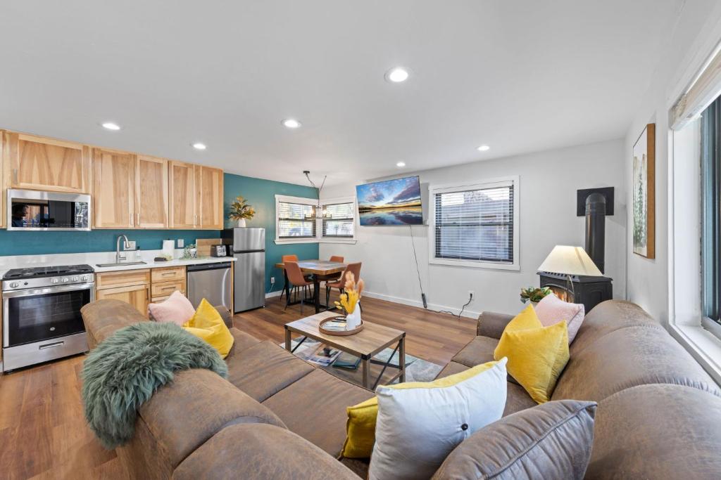 Sandy Cove on the North Shore -Lakeside Cottage with Pier Beach, and HOA Amenities photo 1