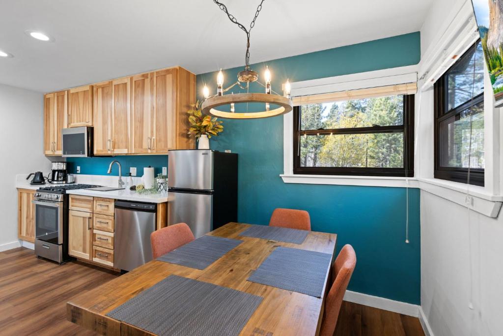Sandy Cove on the North Shore -Lakeside Cottage with Pier Beach, and HOA Amenities photo 3