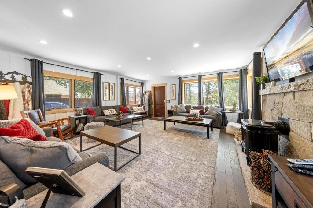 Rustling Grove in Tahoe City - Pet-Friendly, Walking Distance to Downtown and Lake - Private Hot Tub photo 4