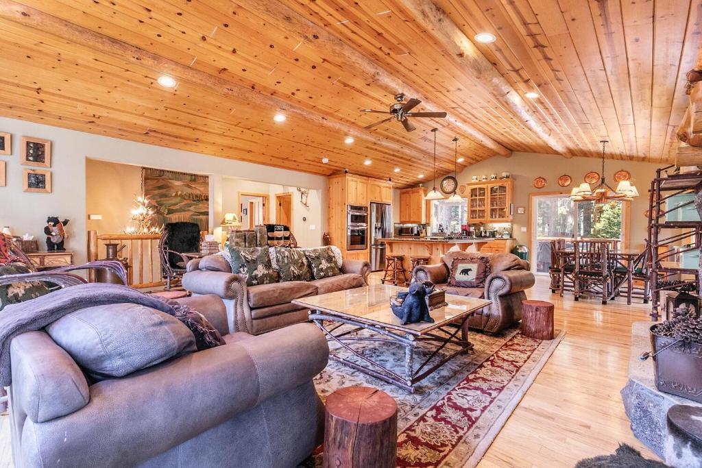 Secret Garden Lodge - 4BR Walking Distance to the Lake, Hot Tub, Close to Ski Resorts! photo 1