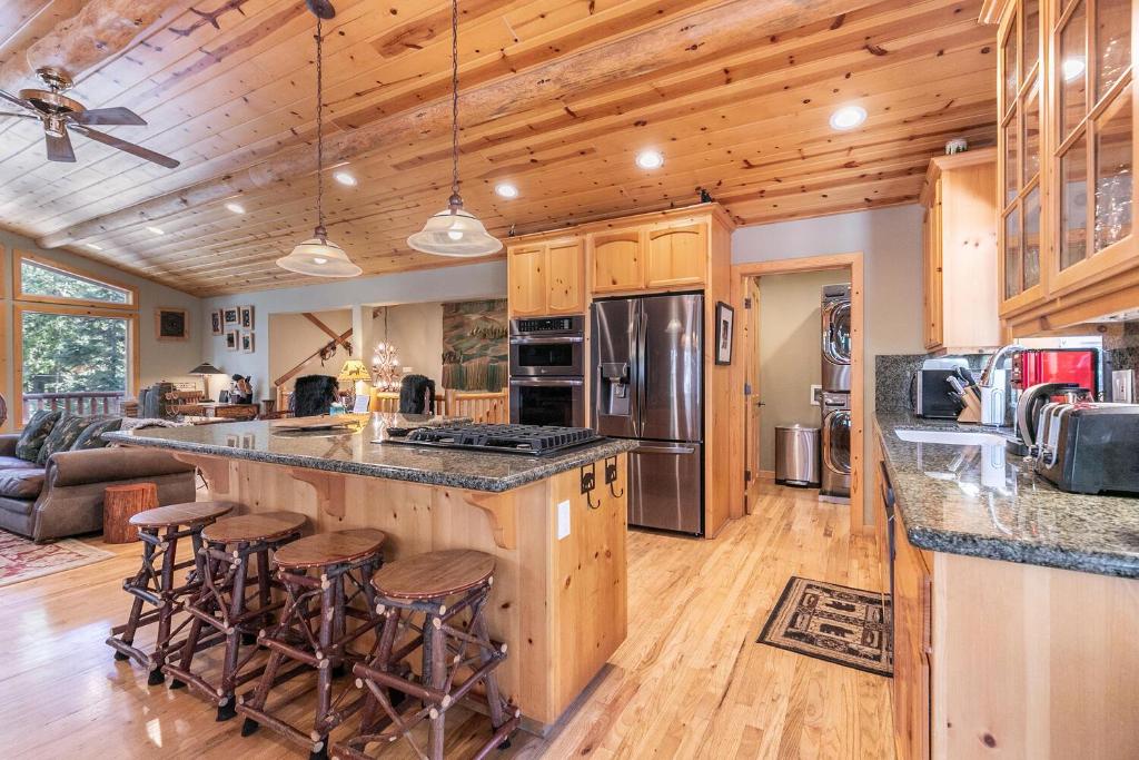 Secret Garden Lodge - 4BR Walking Distance to the Lake, Hot Tub, Close to Ski Resorts! photo 3