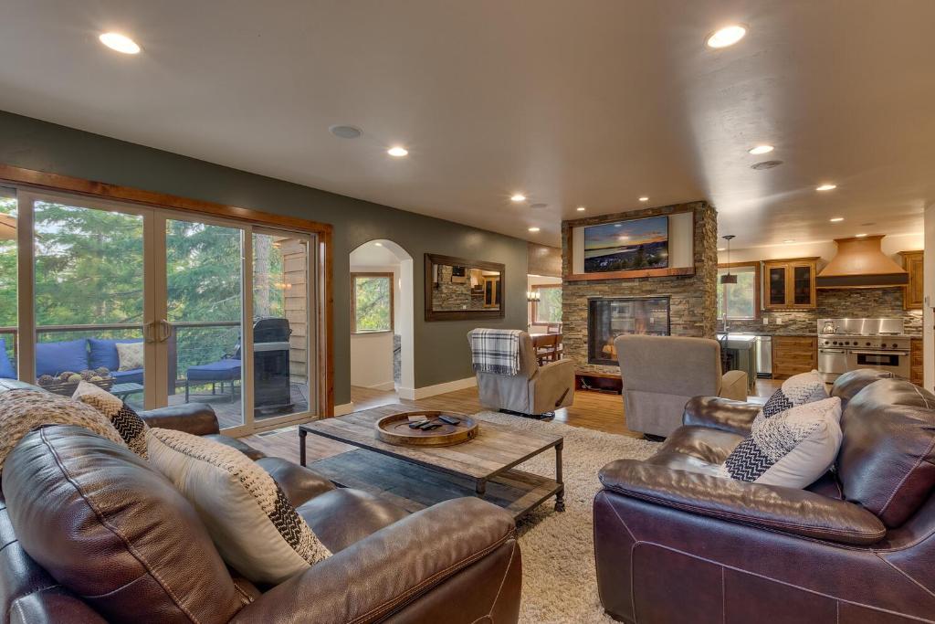 Tahoe Rim Retreat - Spacious 4BR with Pool Table and Private Hot Tub - Pet Friendly!