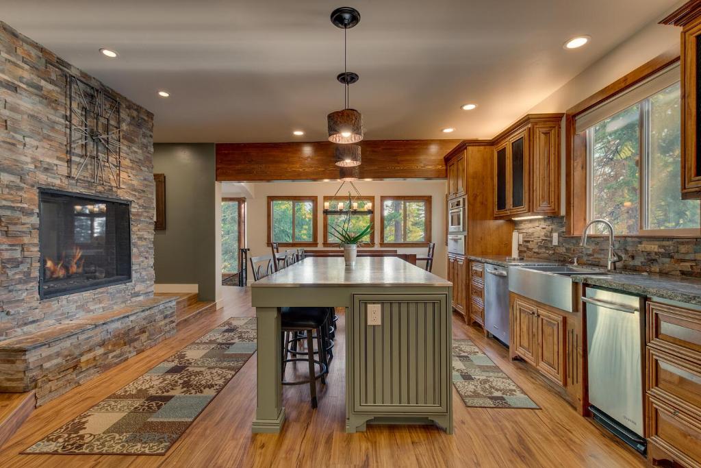 Tahoe Rim Retreat - Spacious 4BR with Pool Table and Private Hot Tub - Pet Friendly! photo 2
