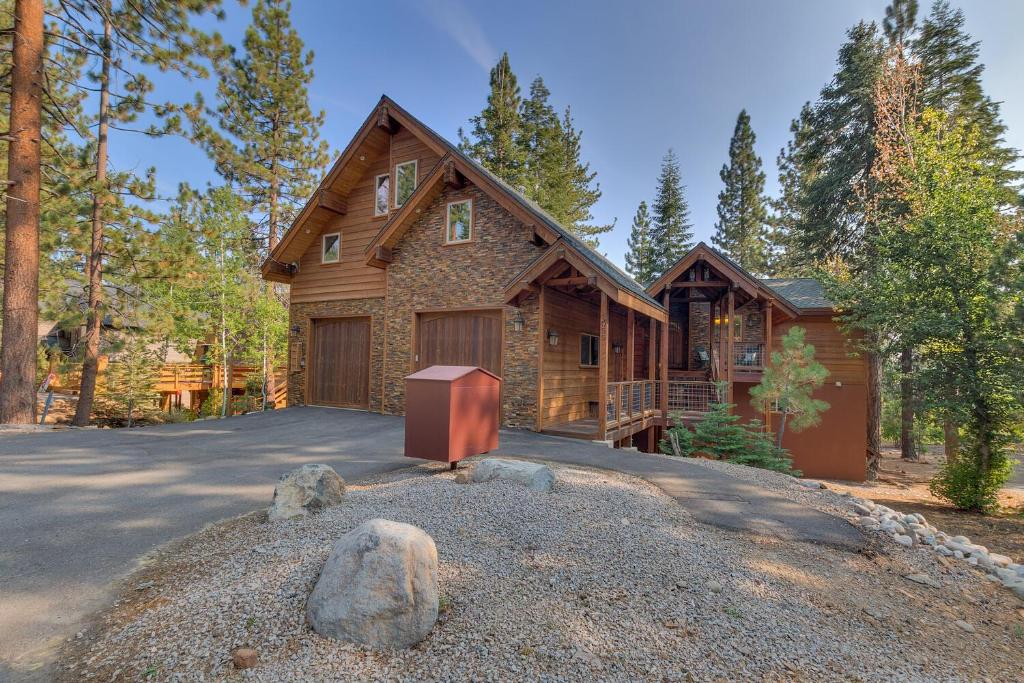 Tahoe Rim Retreat - Spacious 4BR with Pool Table and Private Hot Tub - Pet Friendly! photo 4