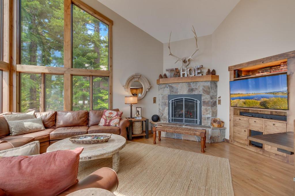 Tahoe Point of View - Amazing Lake Views at this 4BR w Hot Tub, Sauna, Near Skiing photo 3