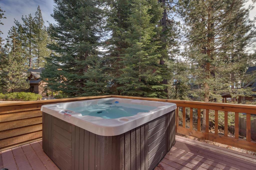 Vista Pines Chalet on the North Shore - Hot Tub, Pool Table, Near Skiing photo 1
