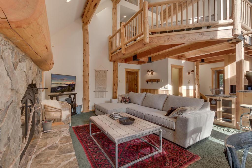 Vista Pines Chalet on the North Shore - Hot Tub, Pool Table, Near Skiing photo 2