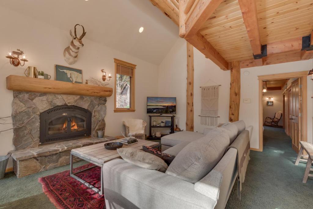 Vista Pines Chalet on the North Shore - Hot Tub, Pool Table, Near Skiing photo 3