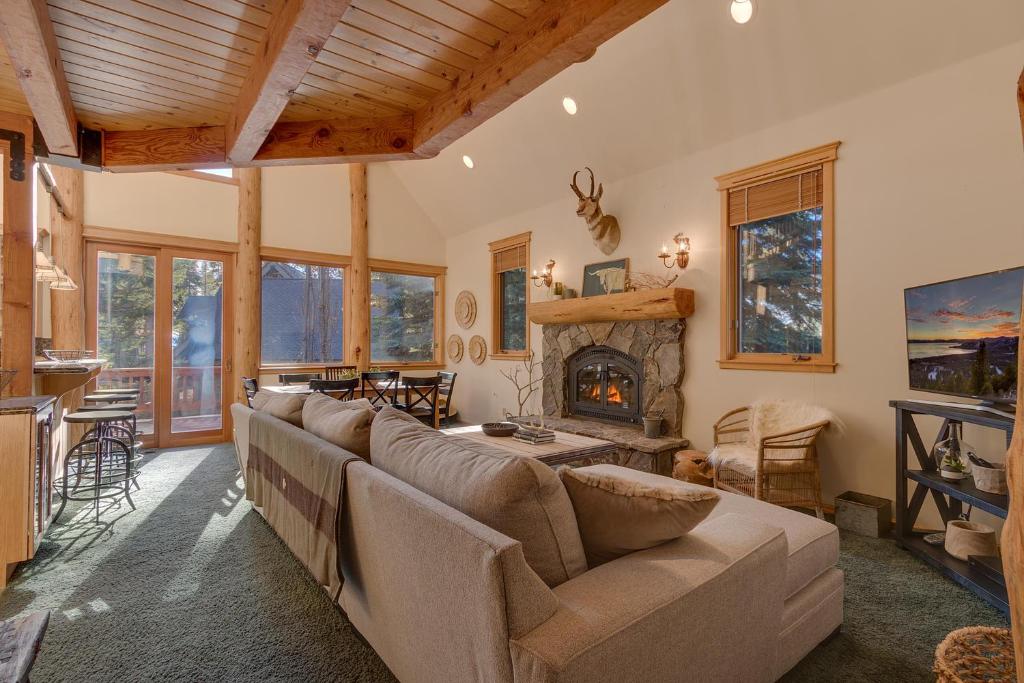 Vista Pines Chalet on the North Shore - Hot Tub, Pool Table, Near Skiing photo 4
