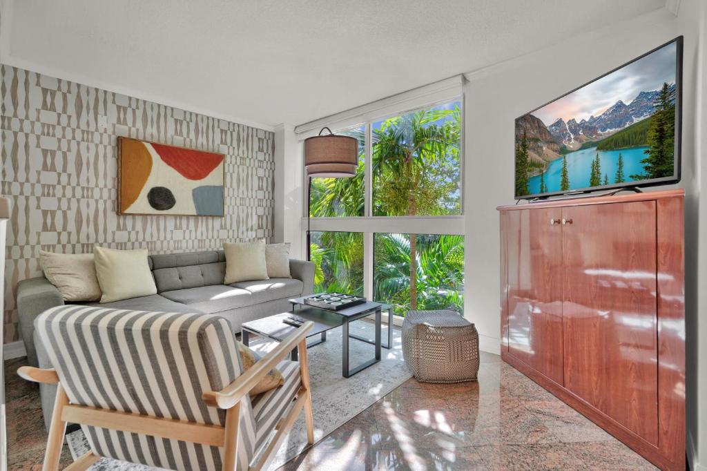 Treetop Retreat Cozy 2 Bedroom in Grove image