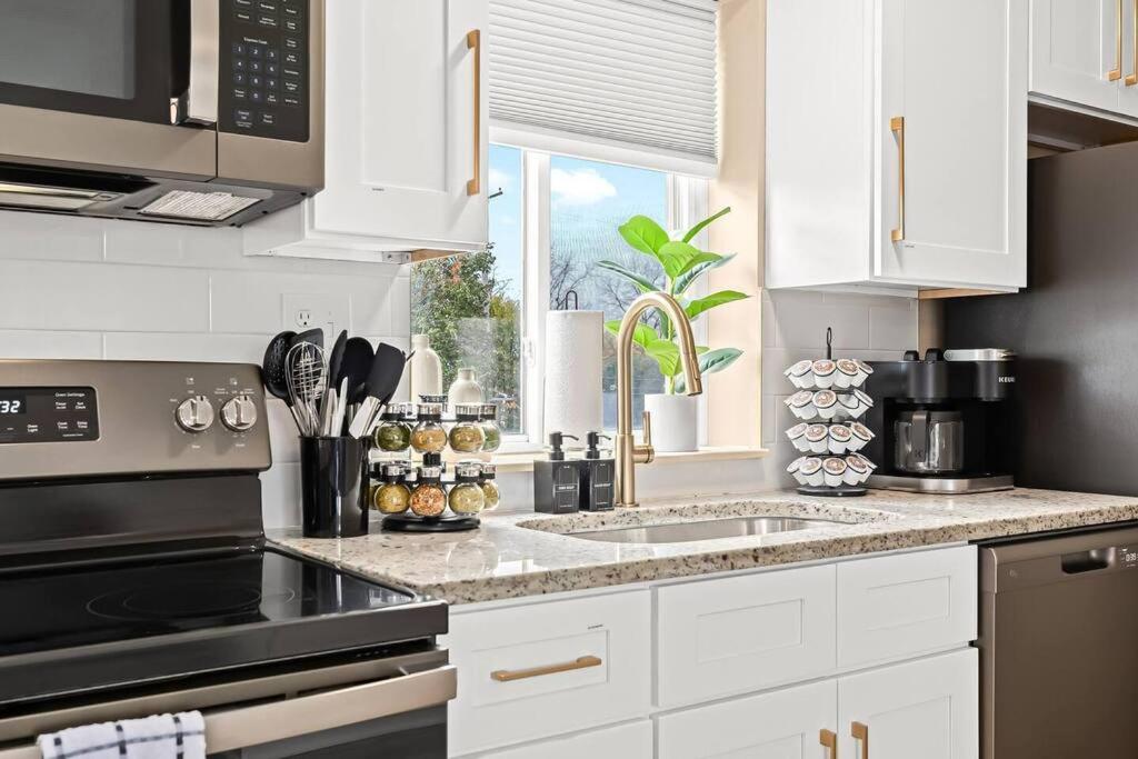 New! Charming Upper Unit in the Heart of Roseville photo 1