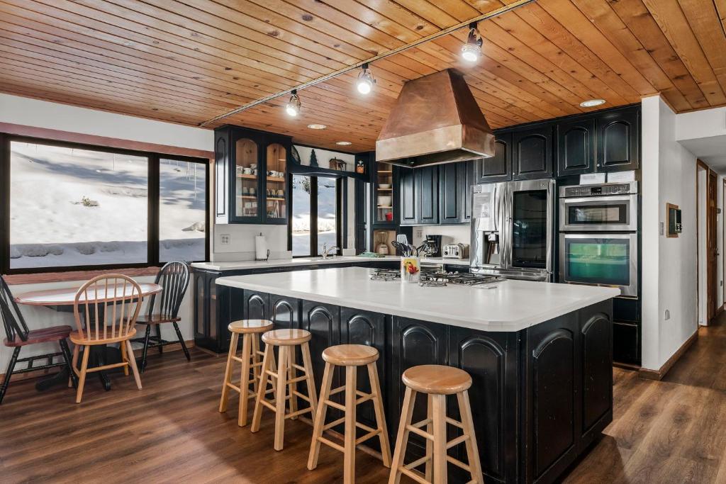 416 Country Club large multi family home image