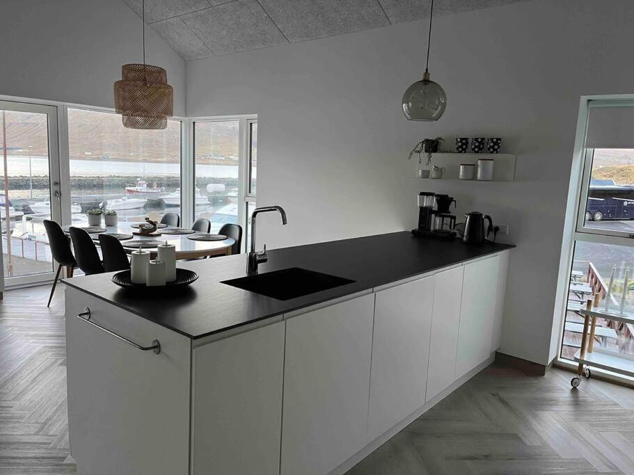 Brandnew Waterfront Apartment photo 4