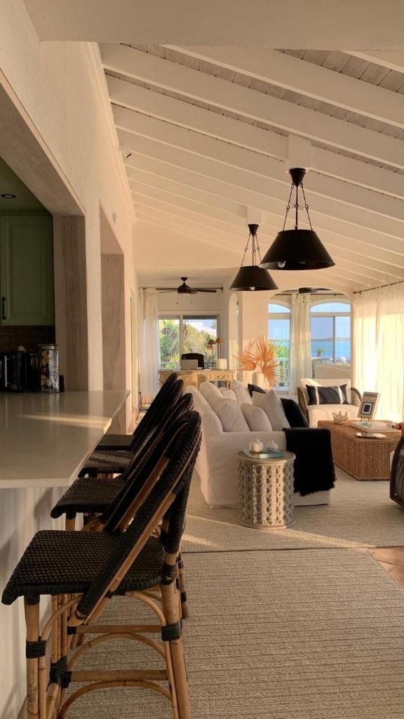 Serene Oceanfront Villa with 2 Free Canoes photo 2