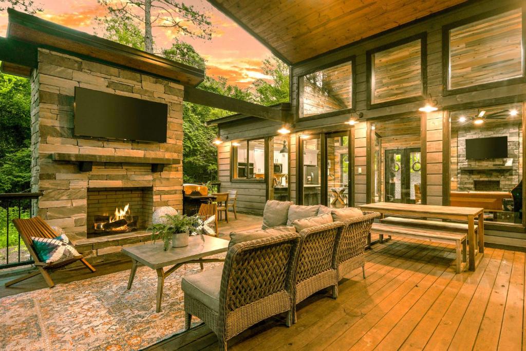 New Modern Farmhouse w Jacuzzi BBQ Arcade