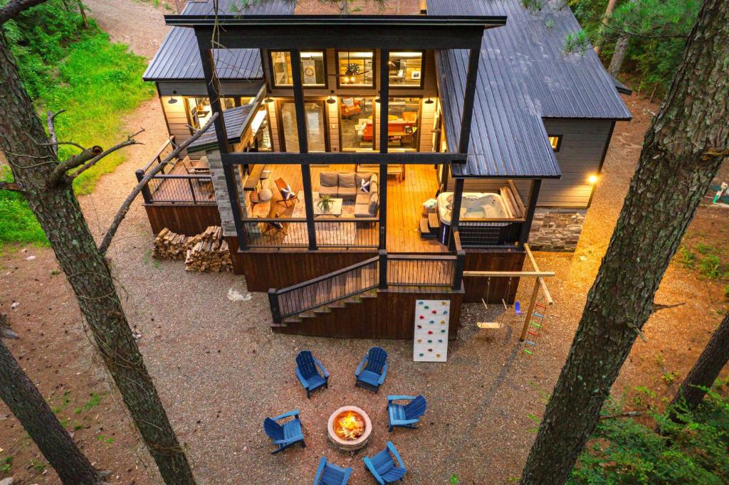 New Modern Farmhouse w Jacuzzi BBQ Arcade image
