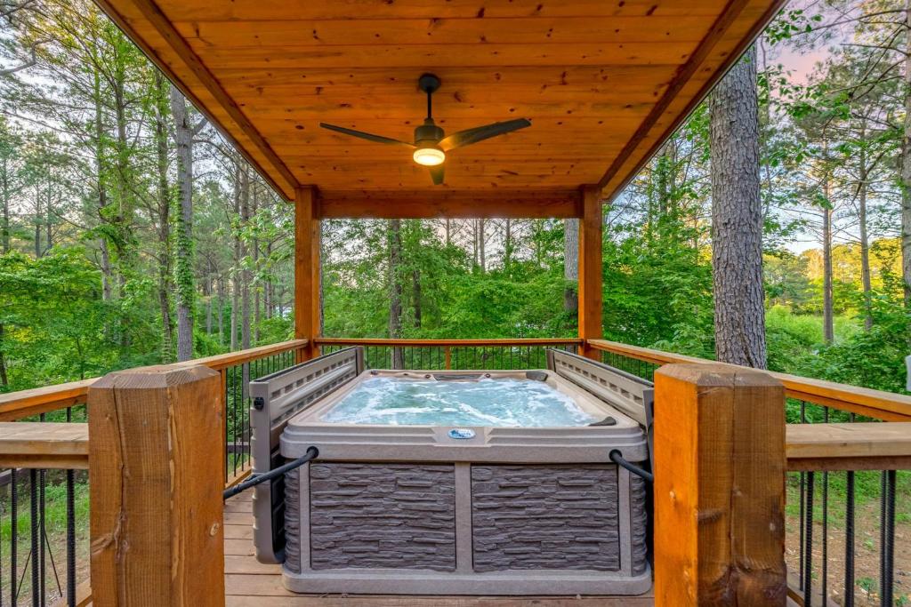 New HGTV Cabin: Hot Tub BBQ Firepit Sleeps 10 photo 1