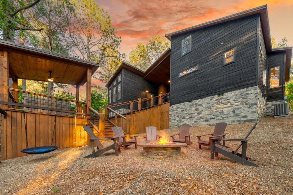 New HGTV Cabin: Hot Tub BBQ Firepit Sleeps 10 photo 2