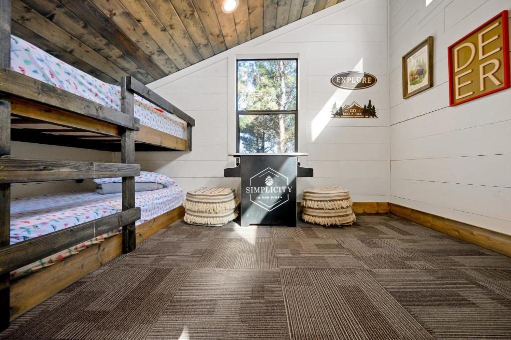 New HGTV Cabin: Hot Tub BBQ Firepit Sleeps 10 photo 3