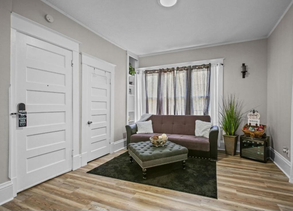 St Paul Fry Street Den Suite#1