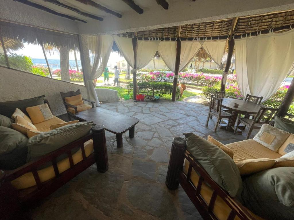 Kaleb's Beachfront Villa photo 2