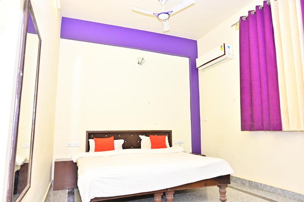 HOTEL RS INN AND SHIV RESTRO Near Brahma Temple photo 1