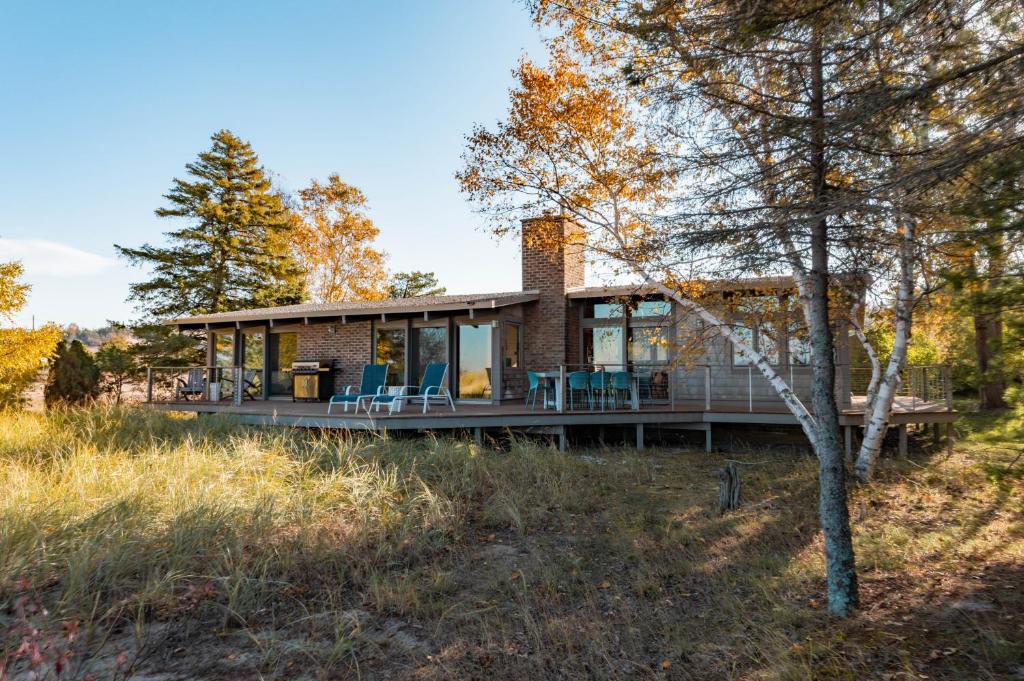 Midcentury home, private beach. large great room photo 3