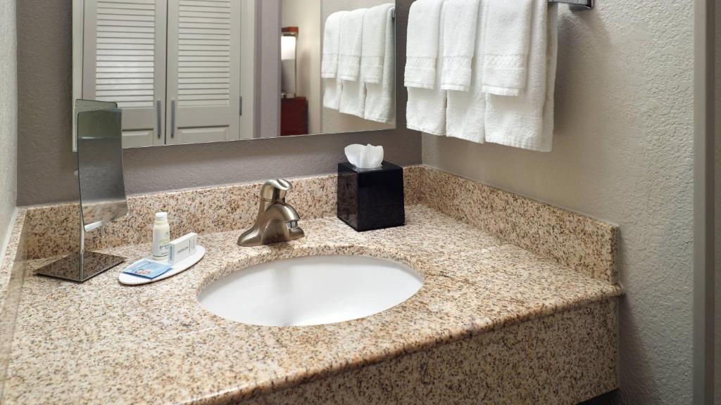 Courtyard by Marriott Macon - Tap to explore photos