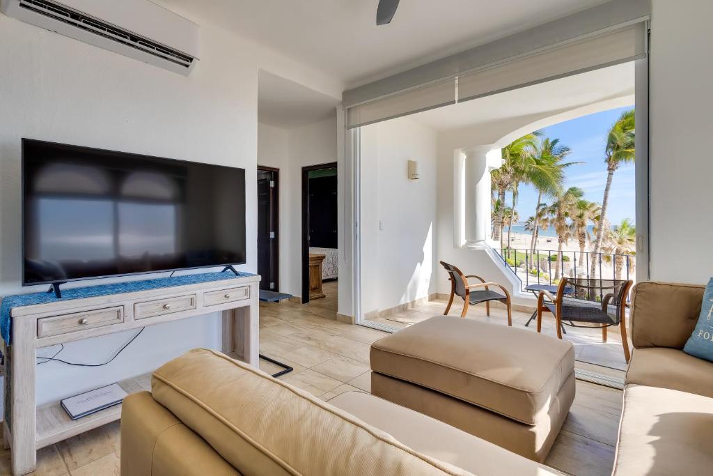 San Jose Del Cabo Oceanfront Condo - Pools and Beach photo 3