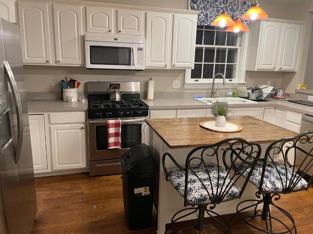 The Cozy Budget - Room near Liberty! photo 1