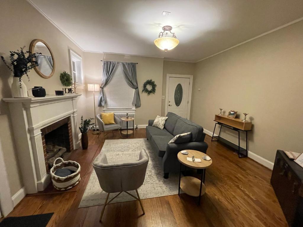 The Cozy Budget - Room near Liberty! photo 2
