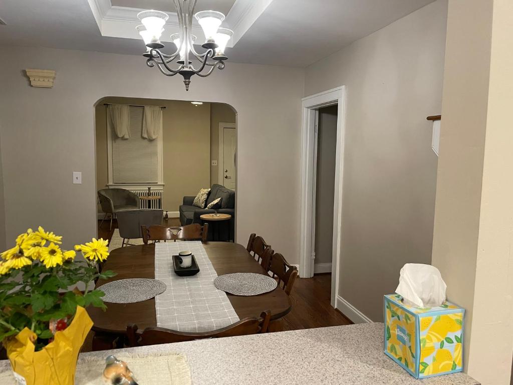 The Cozy Budget - Room near Liberty! photo 3