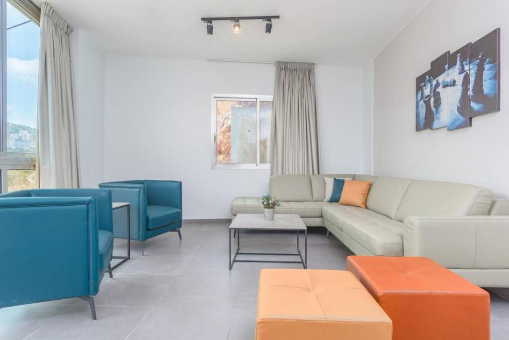 Vibe 305, Modern 2Bedroom Apartment in Awkar