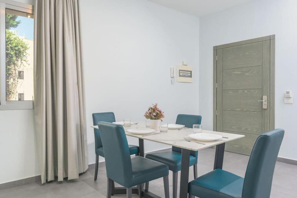 Vibe 305, Modern 2Bedroom Apartment in Awkar photo 1