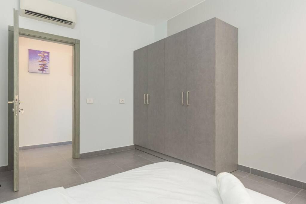 Vibe 205, Modern 2 Bedroom Apartment in Awkar photo 3