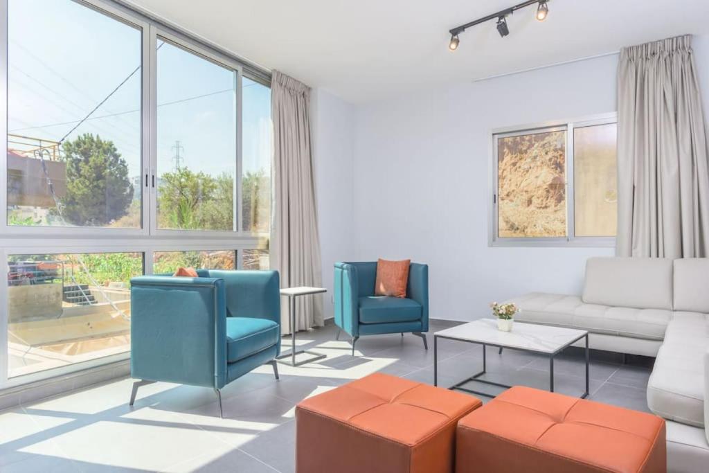 Vibe 205, Modern 2 Bedroom Apartment in Awkar photo 4