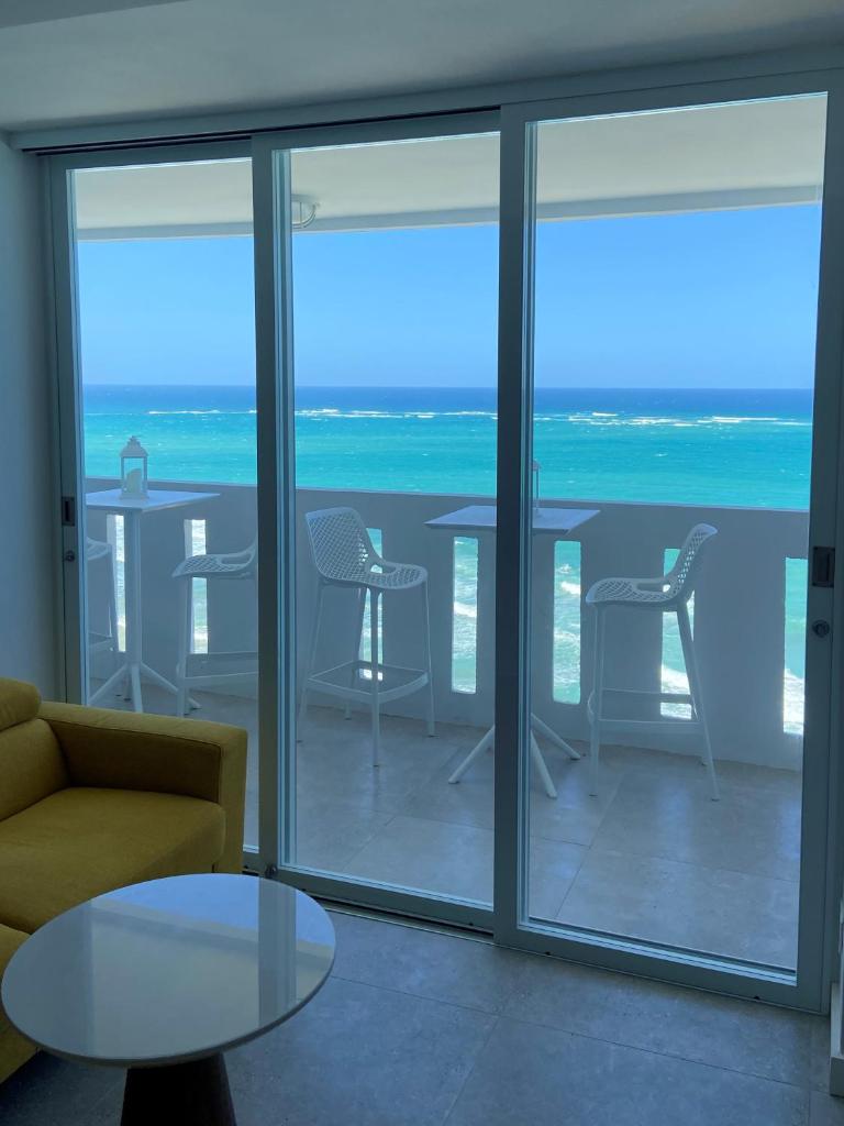 KASA Blue Ocean - 2 bed 2 bath for 4 OCEAN VIEW BALCONY BEACHFRONT CONDO POOL photo 2