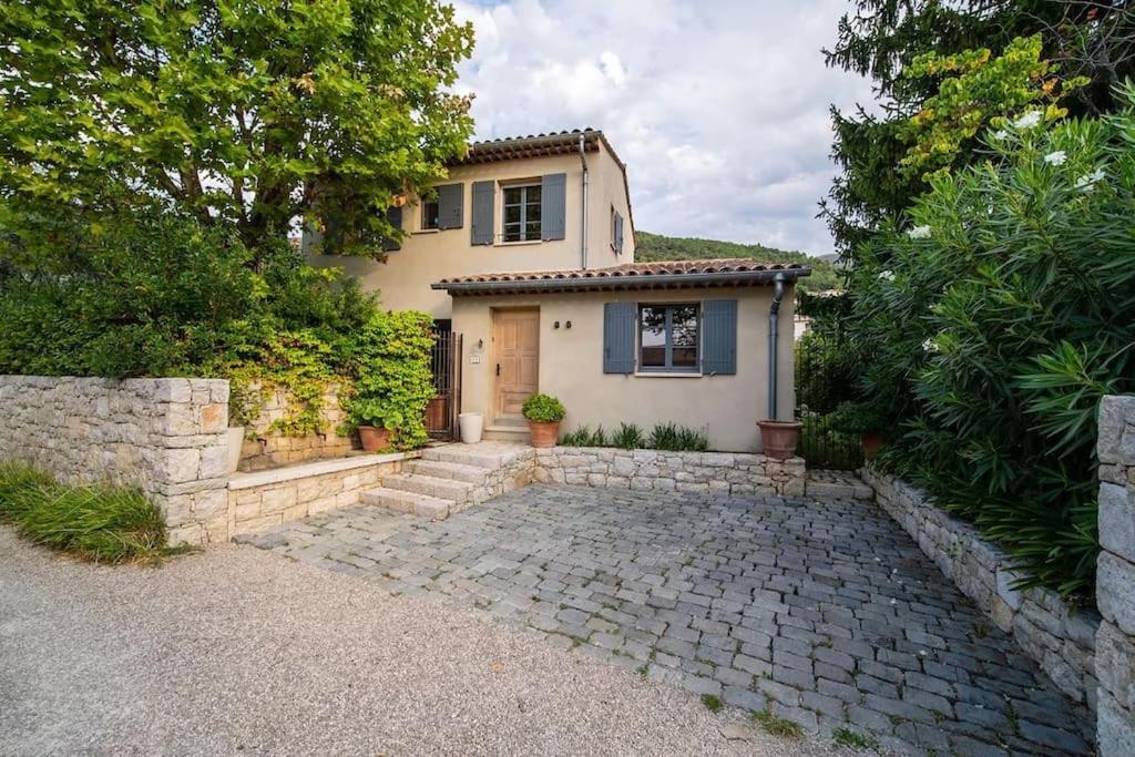 Calm villa with swimming pool & garden, within easy walking distance to village photo 2
