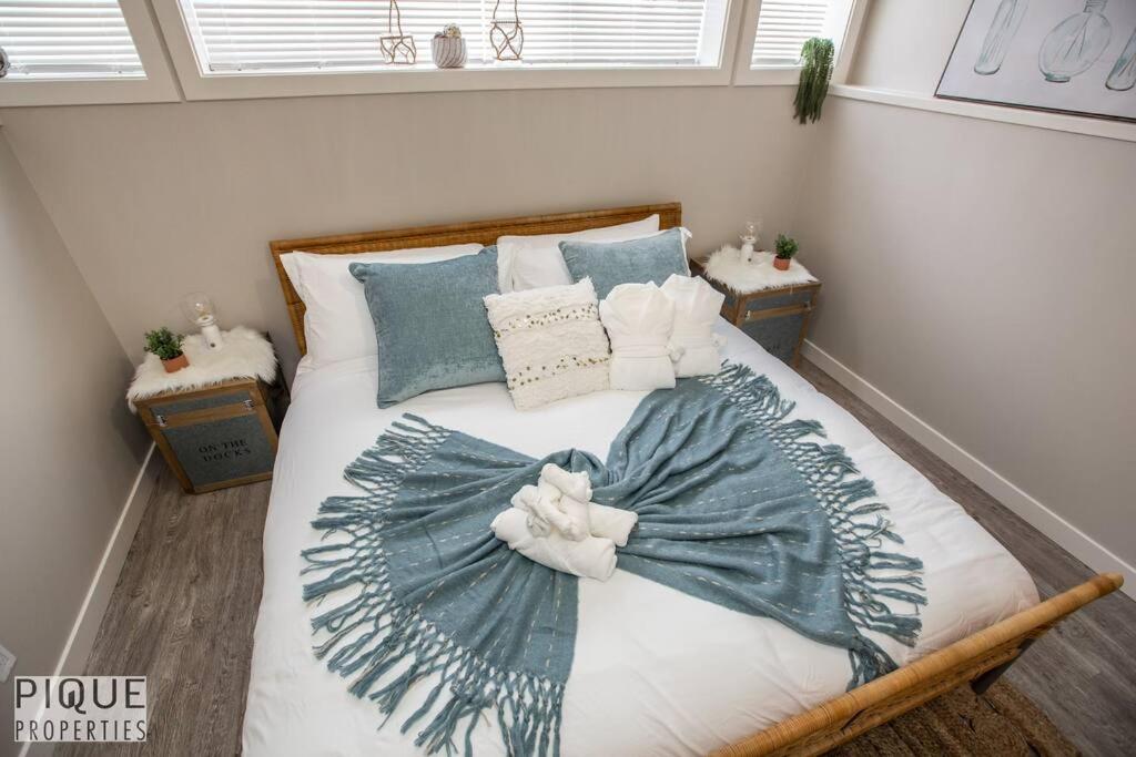 Boho Suite - Long Stays - King Bed - Fireplace & WiFi, Edmonton, Alberta