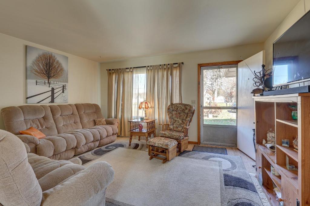 Family-Friendly Home in New Franklin with Backyard photo 1