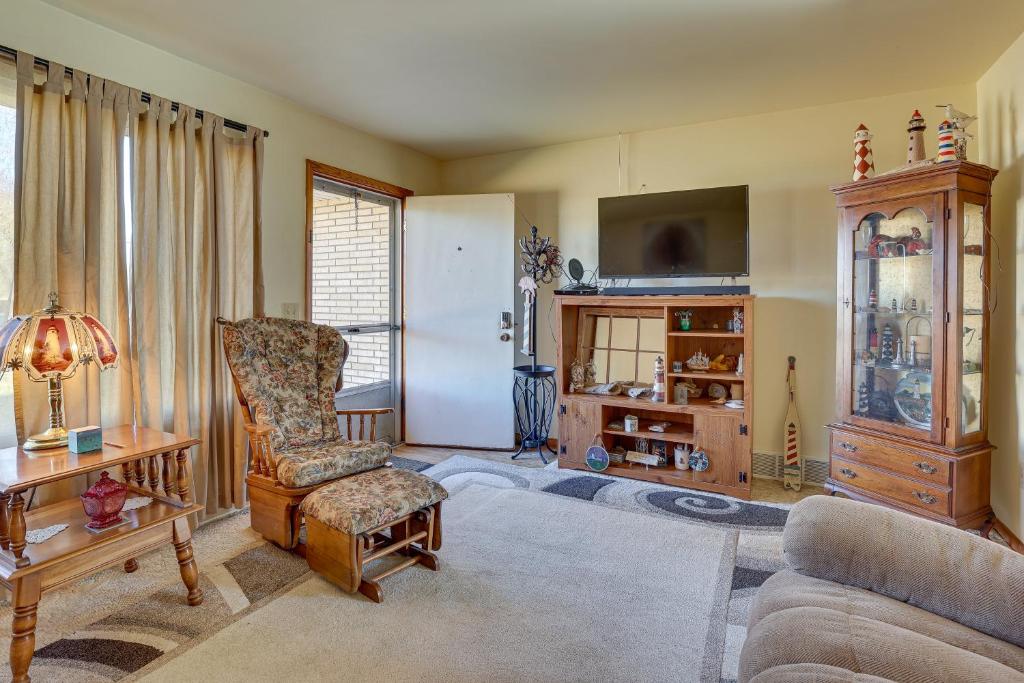 Family-Friendly Home in New Franklin with Backyard photo 3