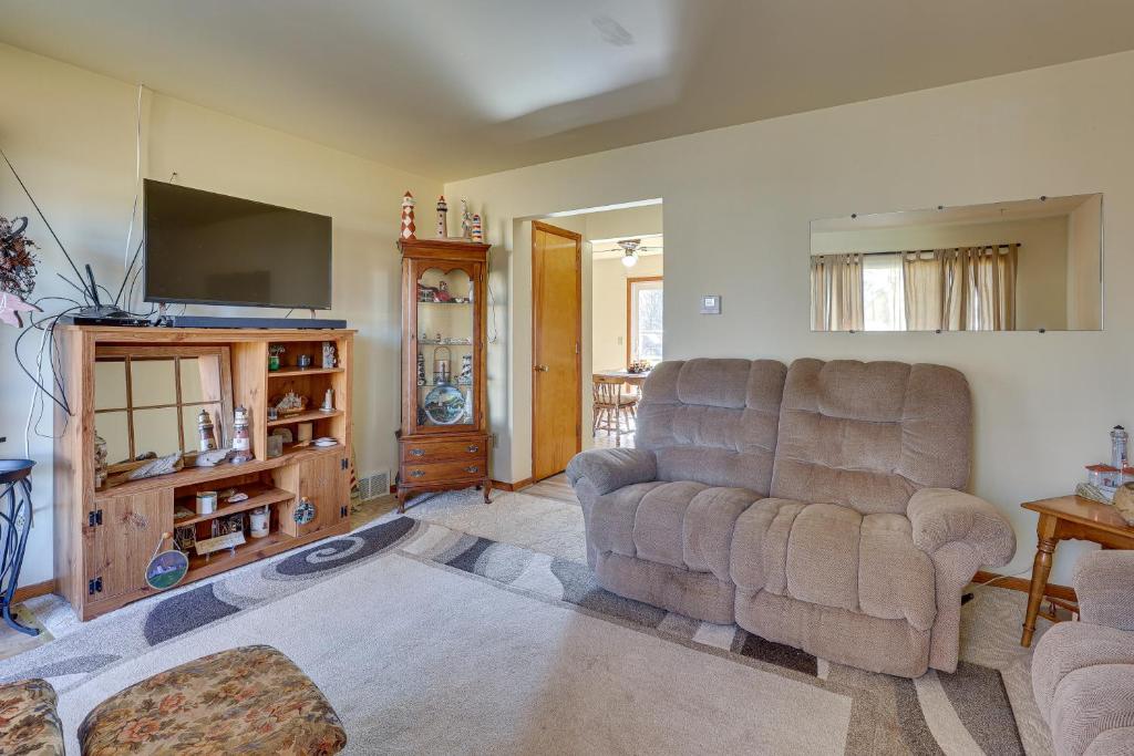 Family-Friendly Home in New Franklin with Backyard photo 4
