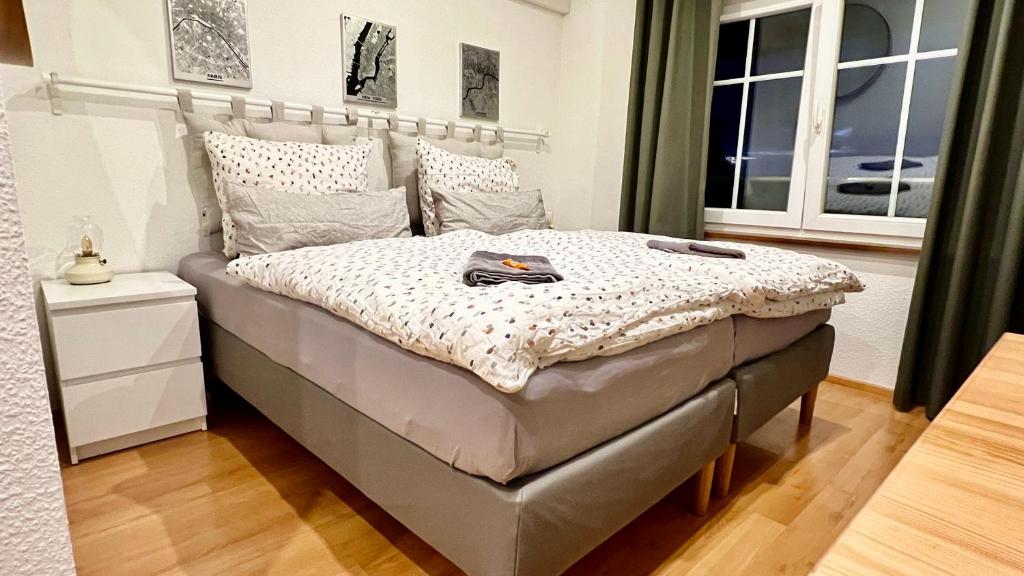 Modernes Doppelzimmer mit Bad & AC in Kehl Goldscheuer - 1A Guesthouse photo 1