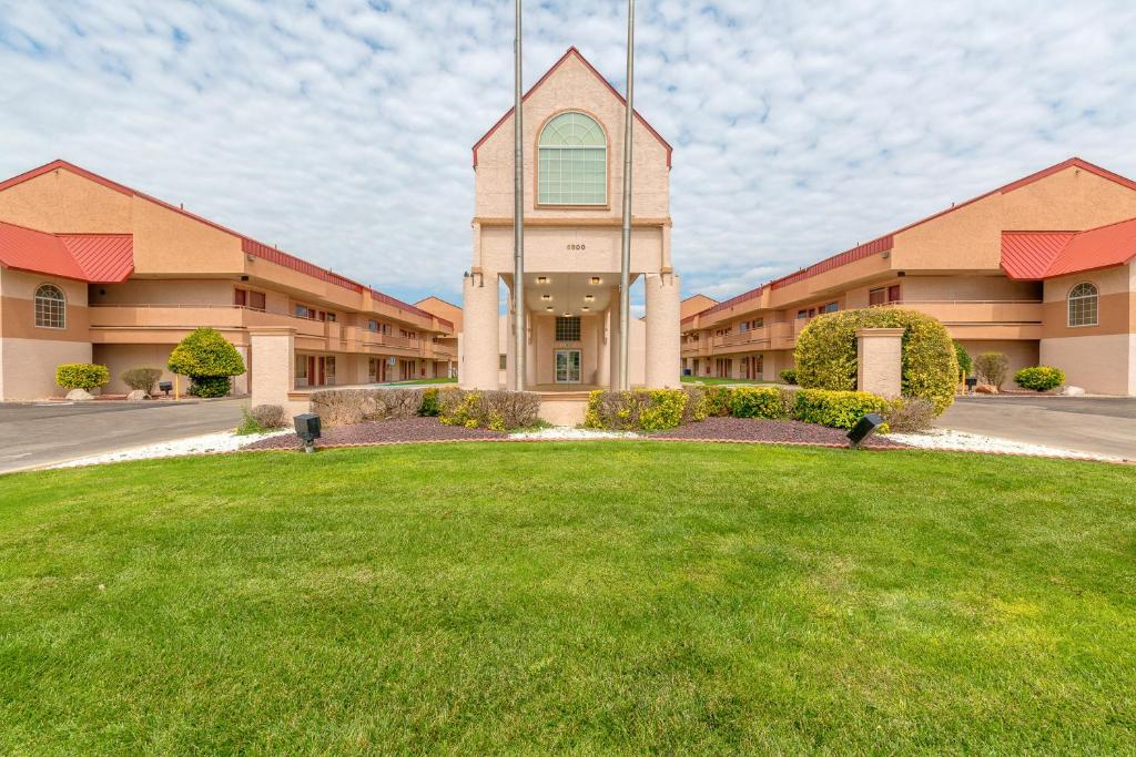 HomeTowne Studios by Red Roof Amarillo West image