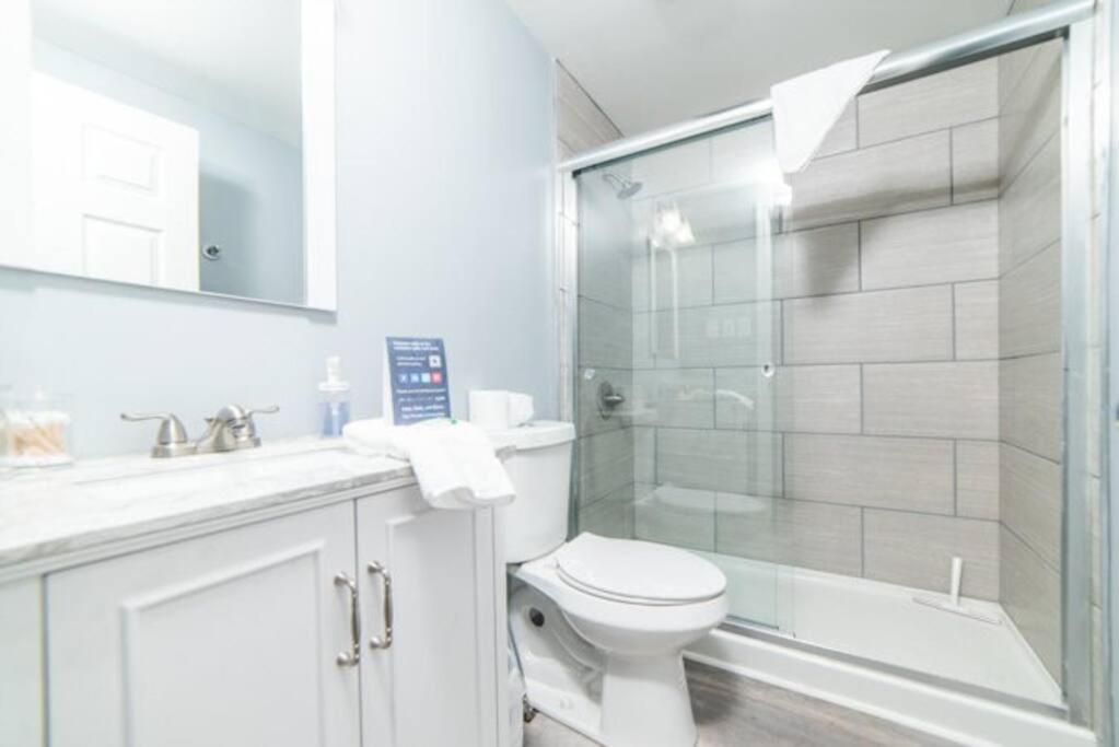 1st Floor - Free Parking - Washer & Dryer - AGH image