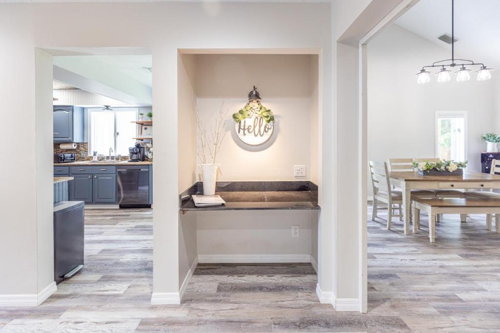 Relaxing Modern Farmhouse in Jupiter Farms. Family-and Dog-friendly! photo 1
