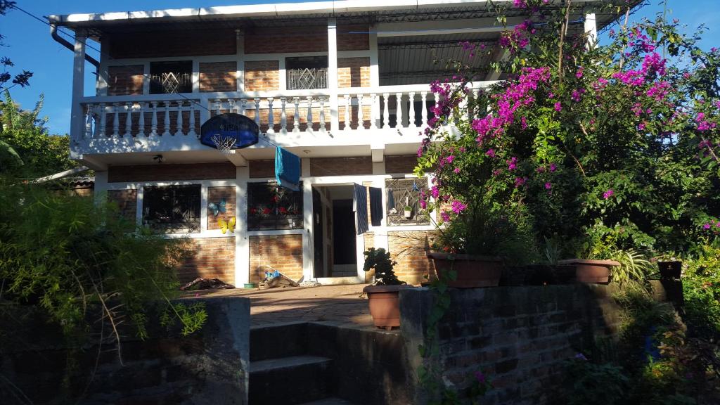 Estrada residence photo 2