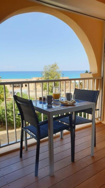 Studio standing classé avec terrasse vue mer " les pieds dans l'eau " à Algajola photo 1