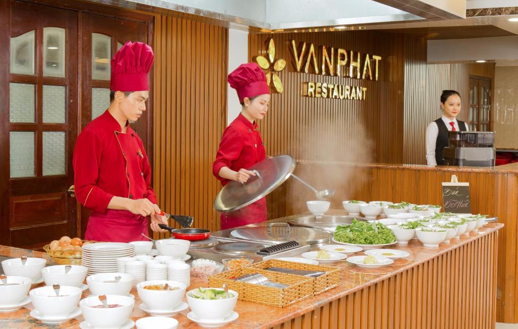 Van Phat Riverside Hotel